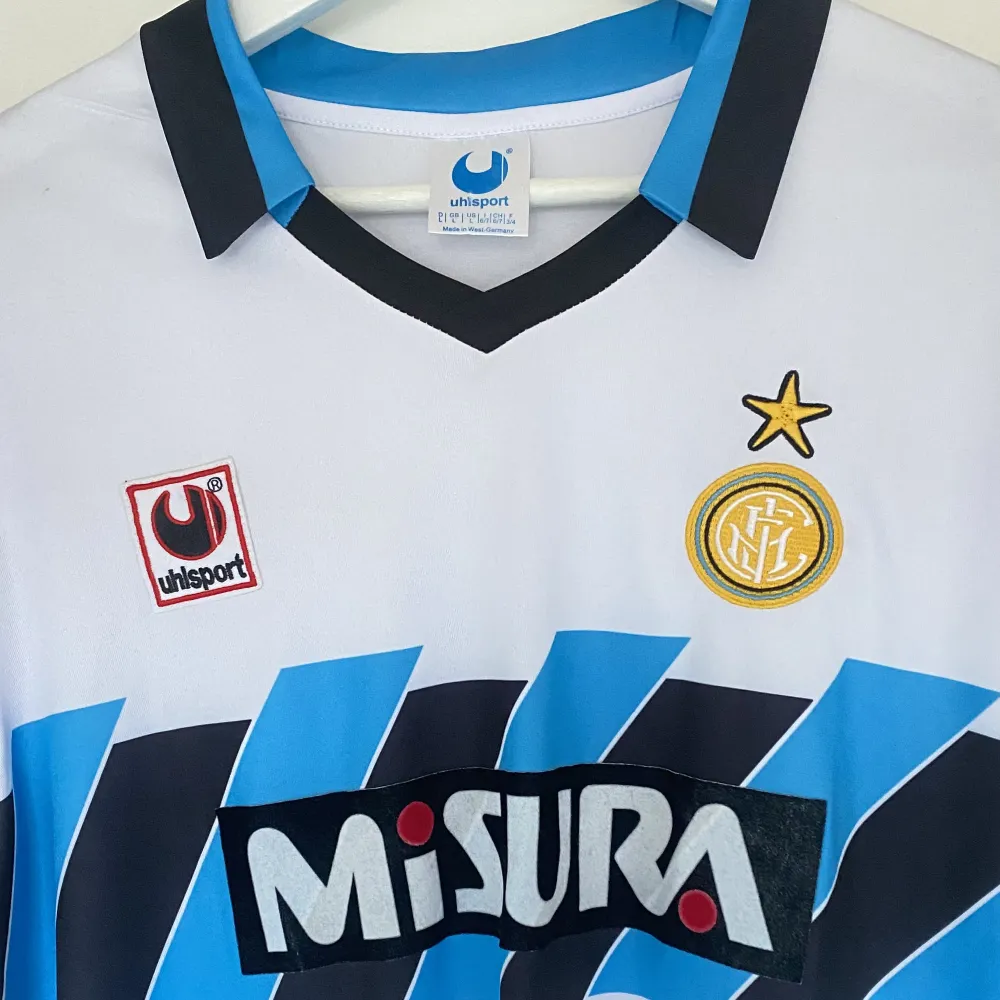 Inter Milans Bortatröja från säsongen 1990/91. OBS! Denna tröja är en replica.. T-shirts.