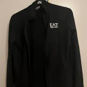 Säljer superfint EA7 tröja, super fint sick, den för liten för mig. Storlek 160  Tar emot Swish endast 