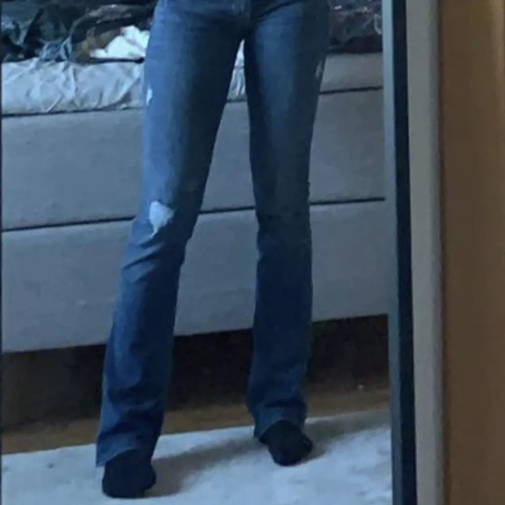 Skitsnygga lågmidjade hollister jeans. Väldigt lika LTB jeansen. Stretchiga och supersköna. Innerben 80 och midjemått 35 rakt över. Men som sagt väldigt stretchiga.. Jeans & Byxor.