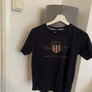 Mörkblå gant tröja  - Gant tröja i används skick 