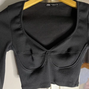 Top - Storlek:38 är liten i storlek så är mer som en 36 Från:Zara Skick:bra skick! Aldrig använt Använt men i bra skick! 🧸 Postar med PostNord och tar bara emot Swish! Skriv för mer info🩷