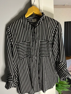 Skjorta - Storlek:38 Från:Jacqueline  Skick:bra skick! Aldrig använt Använt men i bra skick! 🧸 Postar med PostNord och tar bara emot Swish! Skriv för mer info🩷