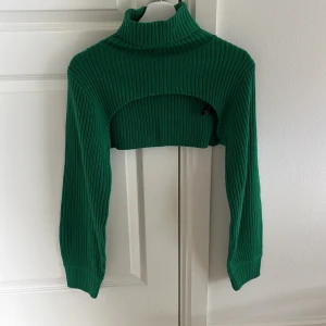 Grön stickad polo bolero - Snygg grön stickad bolero med polo krage, använd en gång! 