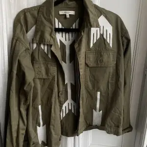 Militärgrön jacka med detaljer, fint skick 