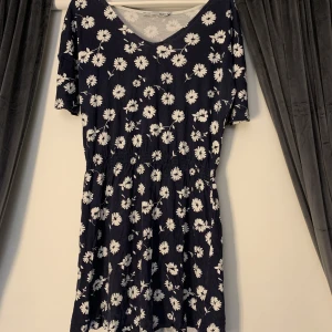 Blommig klänning - En fin klänning med resår i midjan. Fint skick.
