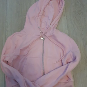Huvtröja - Säljer denna super gulliga rosa huvtröjan, passar nästan till allt. Kontakta om ni har frågor💗