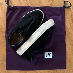 Eytys doja suede black - Jag säljer nu mina eytys skor då jag efter två användningar tyvärr kände att de trots allt var lite för små för mig… (brukar annars ha 39) de är alltså i stort sett i nyskick och kommer med medföljande orginal påse! Inköpta för 2000kr i våras.