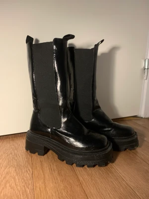 Boots höga  - Bra skick använd förra hösten vid ett par tillfällen, pris kan diskuteras 