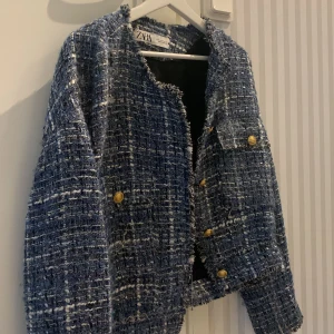 Zara jacka - En super fin jacka från Zara. Den är i fint skick och knappast använd. Är storlek M men jag som har Xs-S kan ha den. Super skön och fin till hösten🍂