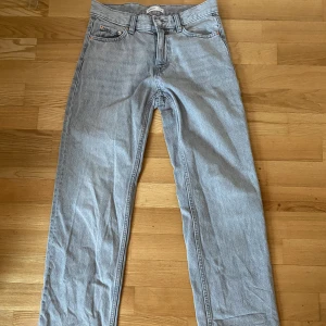 Low waist straight jeans - Low straight jeans från Gina. Tyvärr är dom för stora och långa för mig. Storlek 34💕