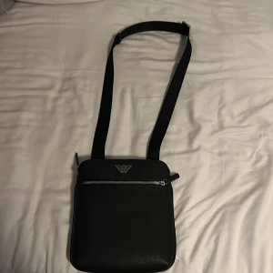Armani väska  - Jöpt för en vecka sedan ångrar köpet så säljer den väskan kostade 1800 ny men är endast använd ca 3-4 gånger inga skador alls man får även med en påse och några lappar med väskan