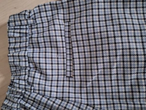 Kostymbyxor - Super sköna kostymbyxor som sitter bra i midjan pga elastiskt band där bak. Rutiga mä öjusblått svart å vitt