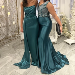 Fest/bal klänning - Jätte fin klänning, använd 1 gång på ett bröllop, alla paljetter sitter kvar på klänningen, fint släpp på klänningen, storleken passar dig i (36/38, materialet är i sammet, fin grön färg. Butikspris 7000  Kan tänka mig på ner i pris vid snabbaffär