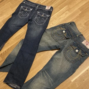 trueys - 400 kr styck eller 600 för båda! dem med vit stitch är strl 31 och dem med gul stitch 34 :) båda är Joey och har inga defekter! skriv för bild eller frågor