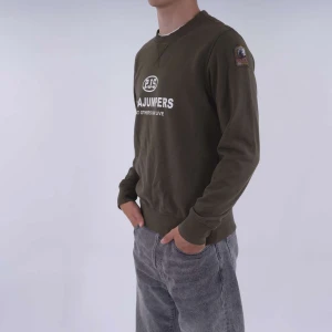 Parajumper Sweatshirt  - Parajumper Sweatshirt i grön. Storlek: S. Skick: Oanvänd. Lapparna och tagsen sitter kvar. Äkthet garanteras. Limited Edition. Nypris: 1700kr. Mitt pris: 1000kr. 