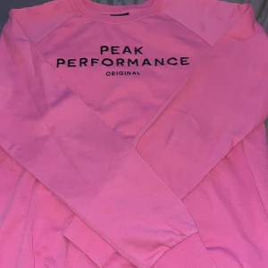 Hoddi  - Peak performance sweatshirt i färgen rosa storlek 170. Den är använd några gånger därför för priset men den är 7/10 i skick. 