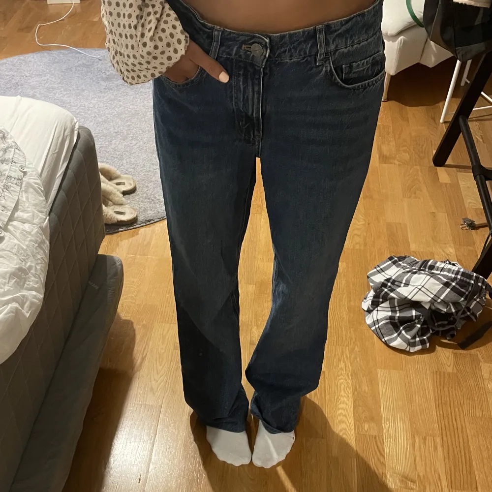 Säljer dessa nästan oanvända jeans från massimo dutti!! Jag är 176 cm💘. Jeans & Byxor.