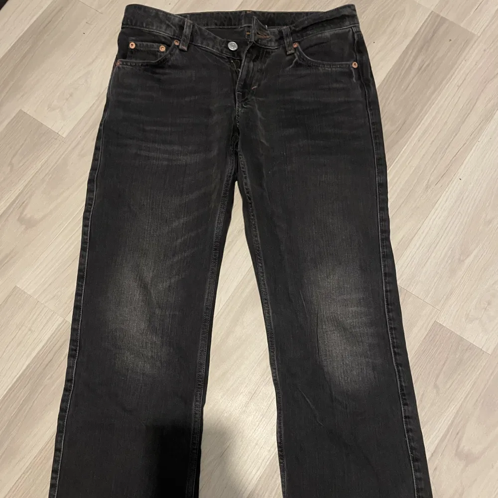 Supersnygga grå/svarta jeans från weekday i modellen Arrow. Superbra skick men säljer de för att de inte kommer till användning, de är i storlek 27/32. Nypris 599 kr. Hör av dig för fler bilder. Priset kan diskuteras. . Jeans & Byxor.