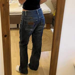 Snygga wrangler jeans som sitter bra i midjan!💕skriv för flera bilder och priset kan diskuteras