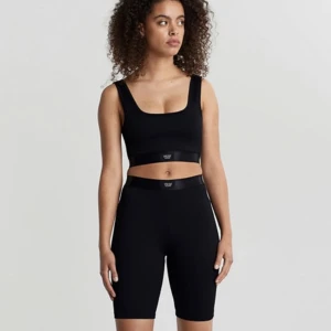 Cykelbyxor - Från: Gina Tricot Namn: Connie biker pants Nypris: 259kr Säljer för att dom aldrig kommit till användning. Materialet är mjukt, ribbat och lite glansigt. 