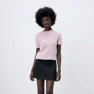 Rosa stickad tröja  - Rosa stickad tröja från zara i storlek S som är andvänd fåtal gånger. 