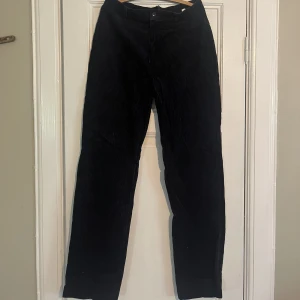 Svarta Manchester  - Svarta vintage manchesterbyxor som är väldigt bekväma. Svårt att få till rättvis bild, så skriv ifall du vill ha en bättre.