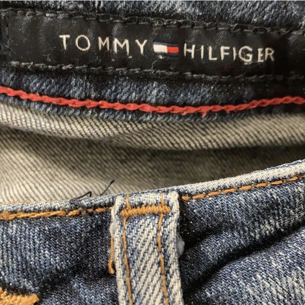 Säljer dessa blå jeansen i märket Tommy Hilfiger. Väldigt bra skick, nästan som nya! Köpa second hand för ca en vecka sen, men kommer inte till användning då de inte passade mig tyvärr.  MIDJEMÅTT: 88cm. Jeans & Byxor.