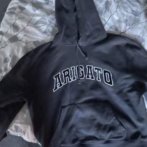 Arigato hoodie jag köpte här på plick. Säljer då den är lite liten storlek M men sitter med som en s eller xs.