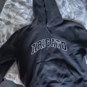 Arigato hoodie  - Arigato hoodie jag köpte här på plick. Säljer då den är lite liten storlek M men sitter med som en s eller xs.