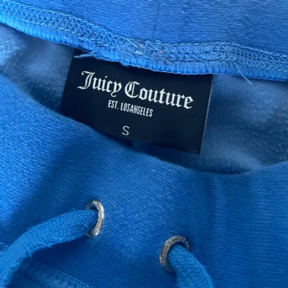 Säljer blåa Juicy Couture byxor i storlek S, säljer pågrund av att dem inte kommer till användning. Uppsydda 4 centimeter så att den sitter bra på mig som är 167 cm men är fortfarande lite långa (enligt mig). Inget tecken på slitna. Pris kan diskuteras.💕💕. Jeans & Byxor.