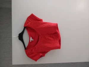 Croptop  - Magtröja från hm I jättefint skick💓 ser ut i färgen som på 3e bilden