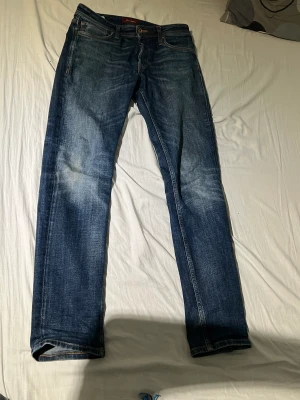 Jack & Jones jeans - Säljer dessa jeans då dem blivit för små. Dem är enbart använda ett fåtal gånger så dem är i väldigt bra skick. Kan även diskutera pris.