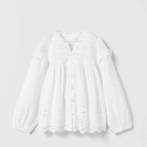 Blus  - En super söt vit blus från zara, säljer pågrund av att den inte kommer till så stor användning längre. Den är i storlek 164 men passar en Xs-S. Pris kan diskuteras. Skriv för fler bilder 🫶🏼💗💗