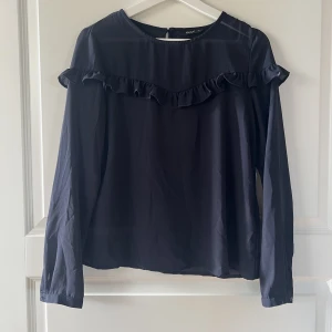Mörkblå blus  - Marinblå blus ifrån Vero Moda. Storlek 36. Knappen har lossnat på högra armen (sista bilden). Köparen står för frakten.