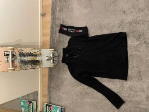 Tommy Hilfiger tröja - Säljer min Tommy Hilfiger tröja då jag rensar ur garderoben och insåg att den var för liten. Färgen är mörkblå. Skick bra. Storlek M. Pris 100kr och nypris var 500kr om jag inte minns fel.