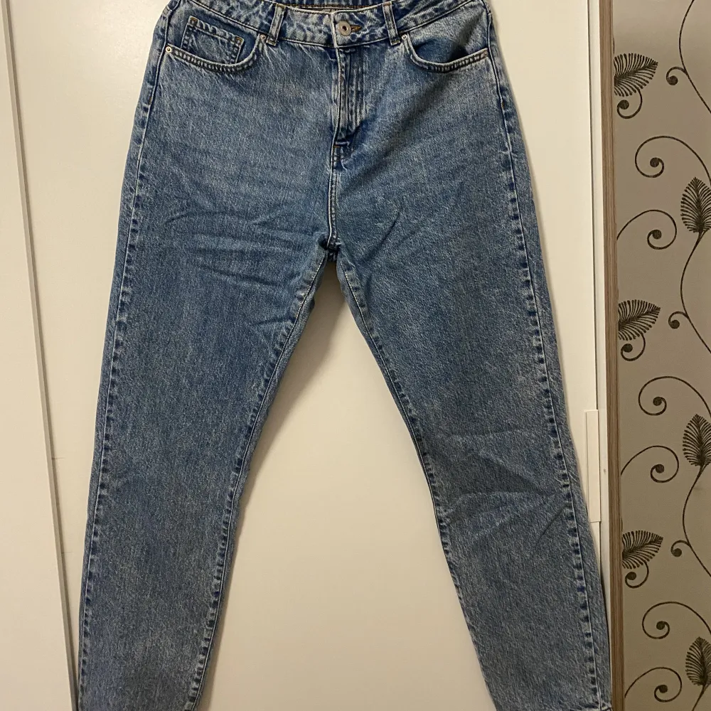 Jättefina blåa jeans i storlek W30/L34.  Skulle dock säga att de kan passa W32 också och att de mer är L32.  Säljes då de inte längre passar. . Jeans & Byxor.