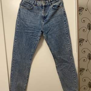 Jättefina blåa jeans i storlek W30/L34.  Skulle dock säga att de kan passa W32 också och att de mer är L32.  Säljes då de inte längre passar. 
