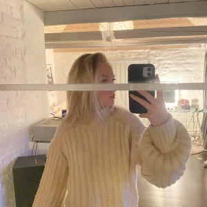 Stickad tröja - Säljer denna fina stickade tröjan då den inte längre kommer till användning!