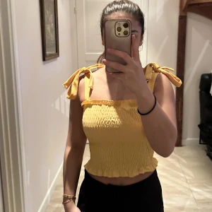 Sommartopp - Säljer denna söta toppen som tyvärr inte kommer till användning. Den är aldrig använd och är i nyskick. Toppen är i storlek M men passar även S.💗