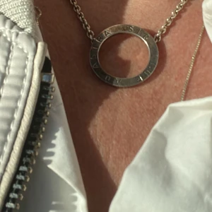 Halsband Efva Attling  - Silverhalsbsnd som ligger fint i halsgropen. Nypris 2200kr. Inga fel eller skador. 