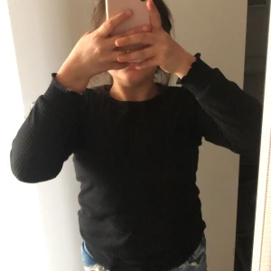 Svart randig tröja  - Jättefin men den är lite för liten för mig! Ny pris 200kr