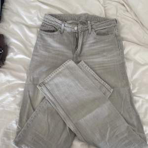 Skitsnygga gråa straight leg jeans ifrån weekday i modellen VOYAGE, storlek 26/34❣️ tyvärr för små så har inga bilder på…