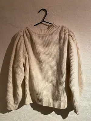 Tjoktröja - En supermysig tjoktröja som har en sån fin mjuk vit färg som passar till allt. Den sitter mest som på första bilden men åker ner på galgen på andra bilden.  Den passar alla från S-L