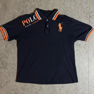 Polo tröja - Säljer denna polo tröja från Ralph lauren då den inte kommer till användning. Finnt skick tröjan är knappt använd Xl sitter som L