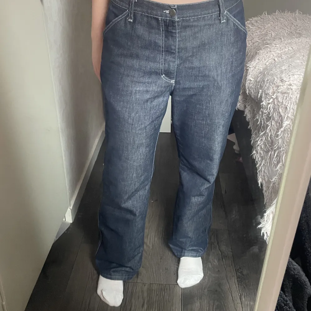 Säljer mina carpenter liknande jeans, byxorna är unisex, stora och passar mig lite stort som vanligtvis har storlek 28 men kan passa större då storleken innuti säger L👍🏻. Jeans & Byxor.