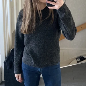 Vero Moda stickad tröja - Stickad tröja från vero Moda använd kanske 2 gånger💖 