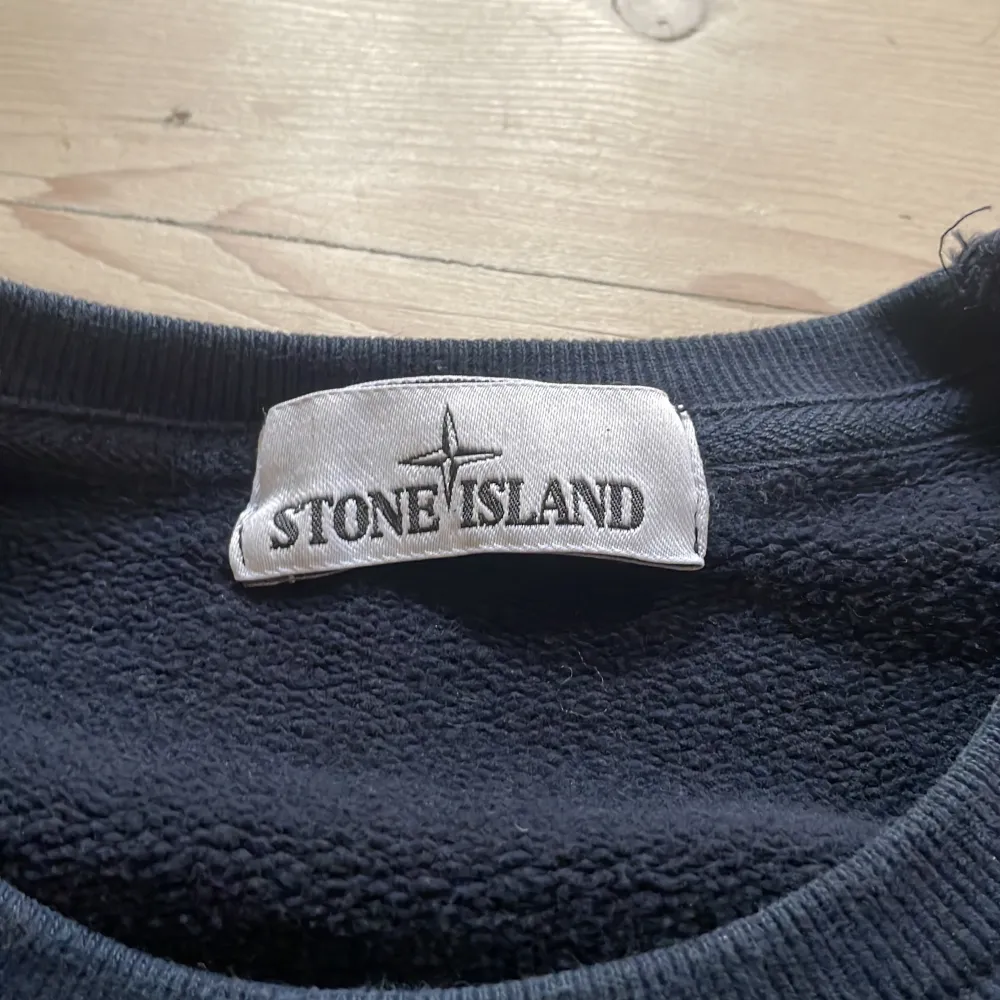  Snygg Stone Island tröja i storlek medium äkta inga fläckar och väldigt bekväm skriv privat för fler frågor.. Tröjor & Koftor.