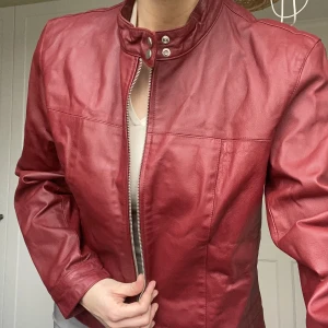 Röd skinnjacka - Äkta läderjacka ifrån märket pepe. Storlek M. Inga defekter. ❤️☺️ Knappt använd