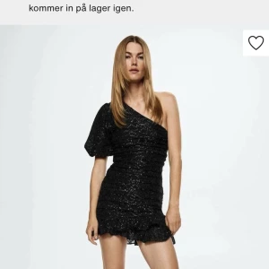 Klänning från mango - Super snygg klänning från mango!  Använd endast en gång!