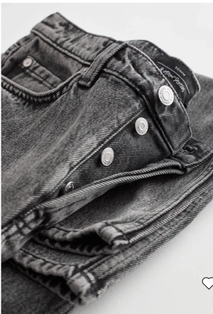 Jeans - & other story jeans i jätte bra skick. Andvända bara några gånger. Säljer dom för att de inte passar. Skriv om du vill ha fler bilder på jeansen eller frågor. Köparen står för frakt!